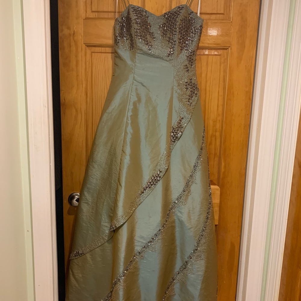 Women Junior  size S Dress!  Can be used for Prom, Sweet 16 or Quiencienera